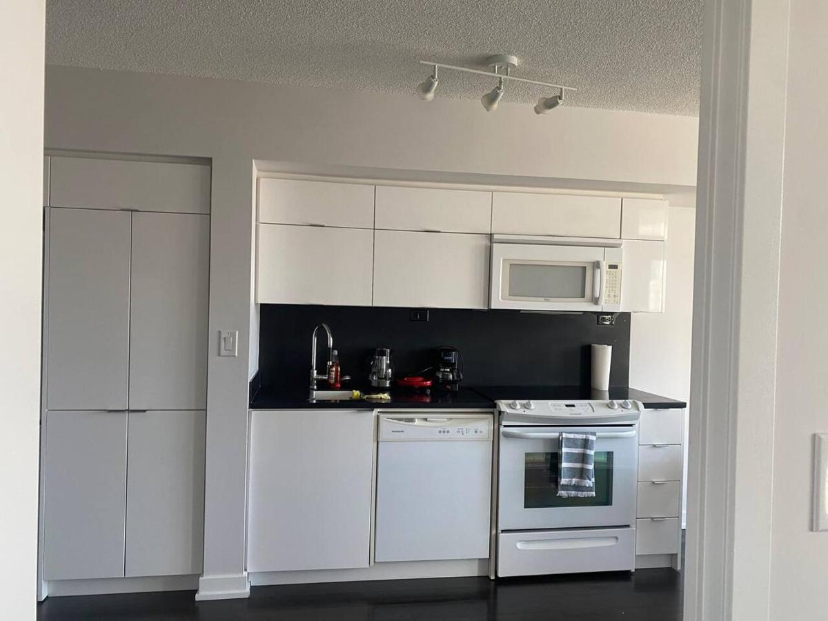 Family Oriented Downtown Toronto 2Bdrm Condo With Parking & Office Space ภายนอก รูปภาพ