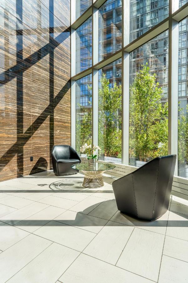 Family Oriented Downtown Toronto 2Bdrm Condo With Parking & Office Space ภายนอก รูปภาพ