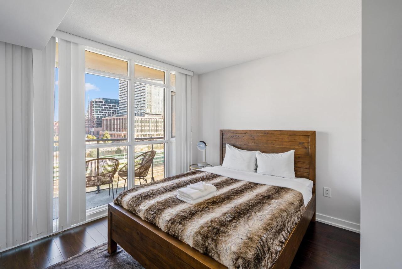 Family Oriented Downtown Toronto 2Bdrm Condo With Parking & Office Space ภายนอก รูปภาพ