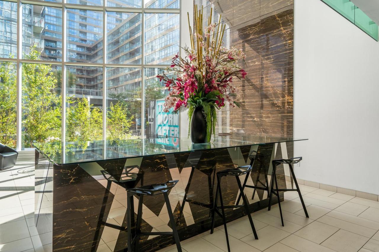 Family Oriented Downtown Toronto 2Bdrm Condo With Parking & Office Space ภายนอก รูปภาพ