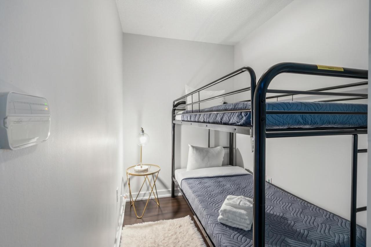 Family Oriented Downtown Toronto 2Bdrm Condo With Parking & Office Space ภายนอก รูปภาพ