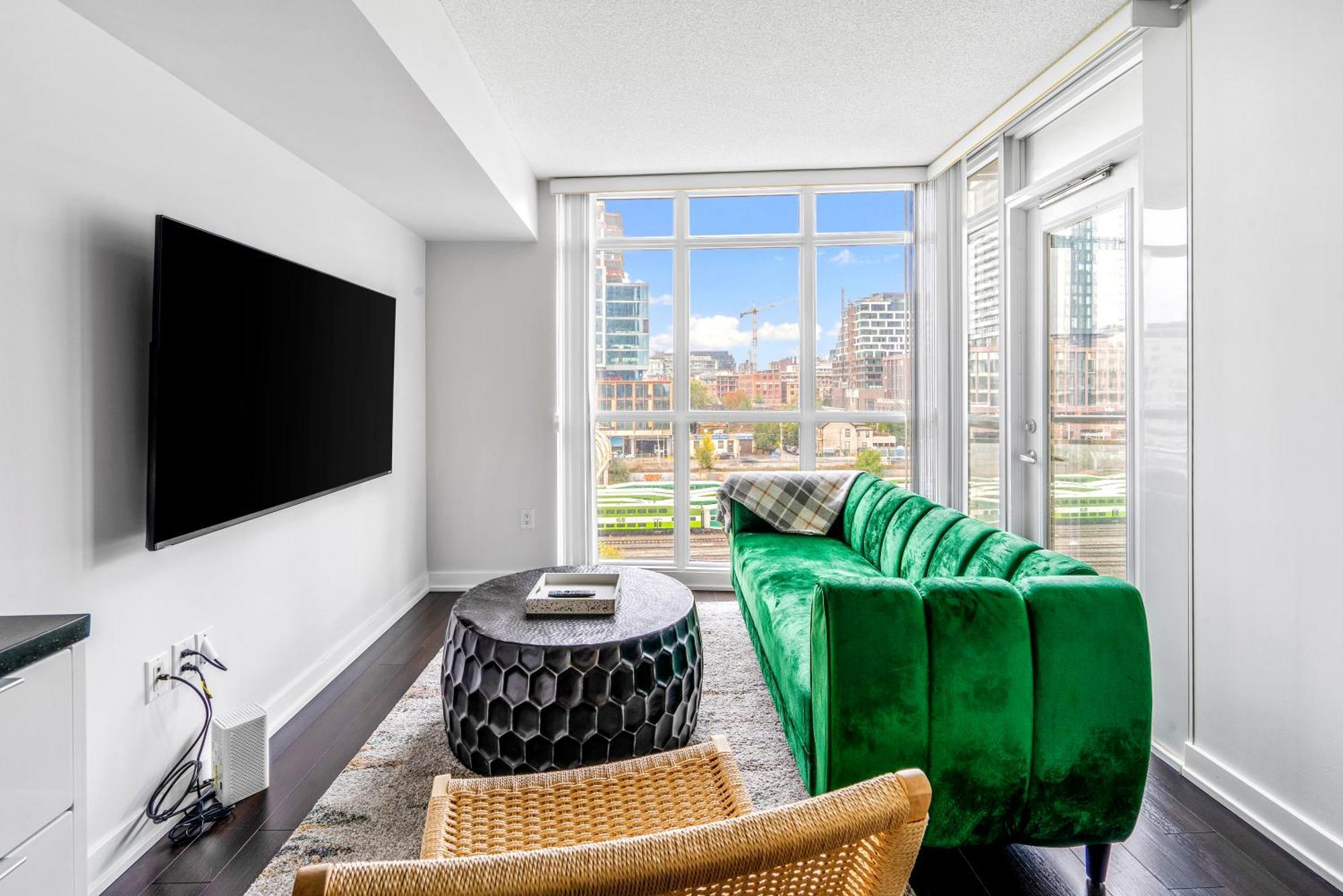 Family Oriented Downtown Toronto 2Bdrm Condo With Parking & Office Space ภายนอก รูปภาพ