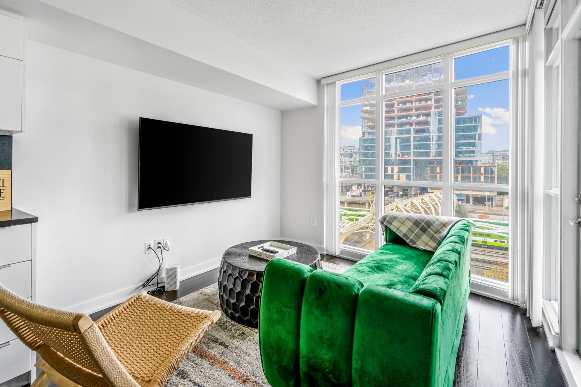 Family Oriented Downtown Toronto 2Bdrm Condo With Parking & Office Space ภายนอก รูปภาพ